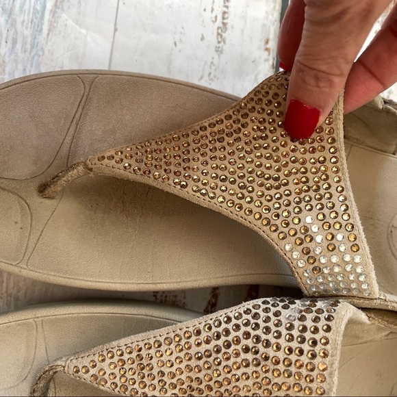 FITFLOP Sandal Flip Flops Taupe Grey & Rhinestone Velcro Back Strap Sz 9 Summer - Picture 10 of 11